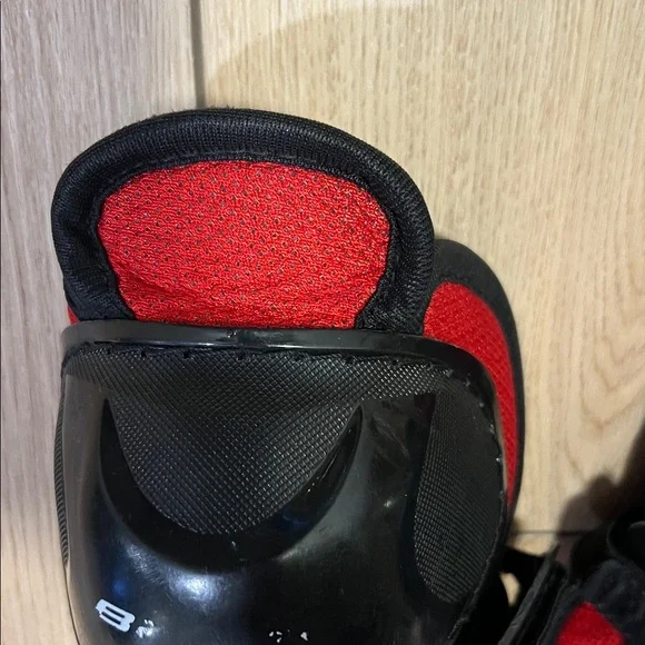 Bauer Youth 10” (25cm) Black and Red Hockey Shin Guards - Picture 7 of 16